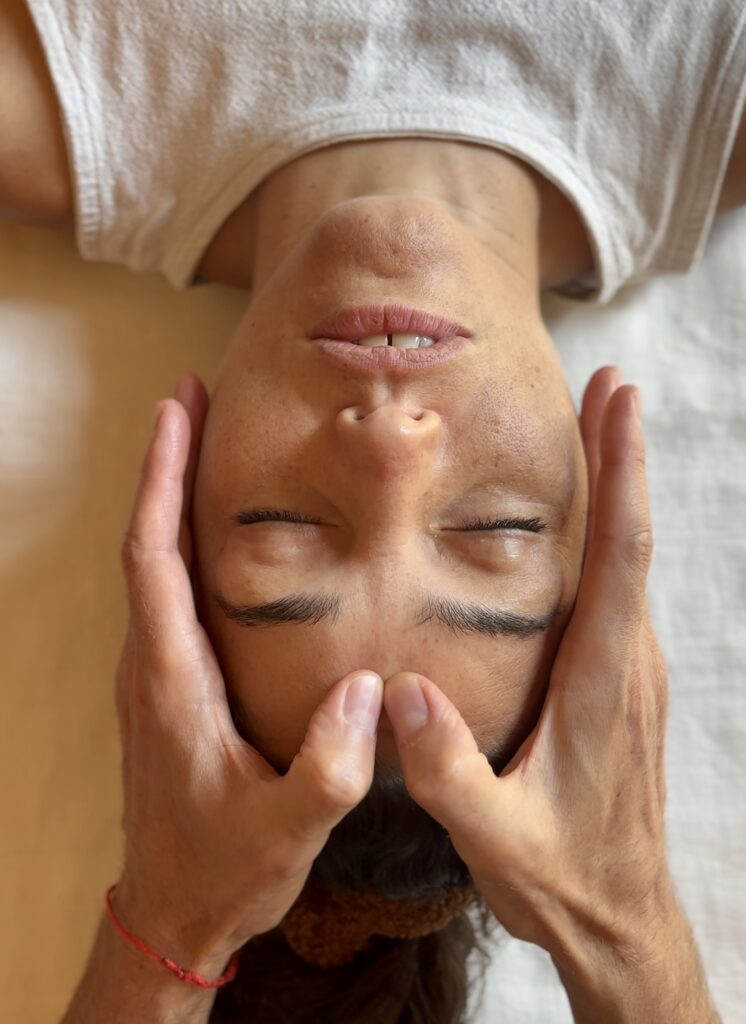 persona recibiendo terapia corporal para el estrés postraumático